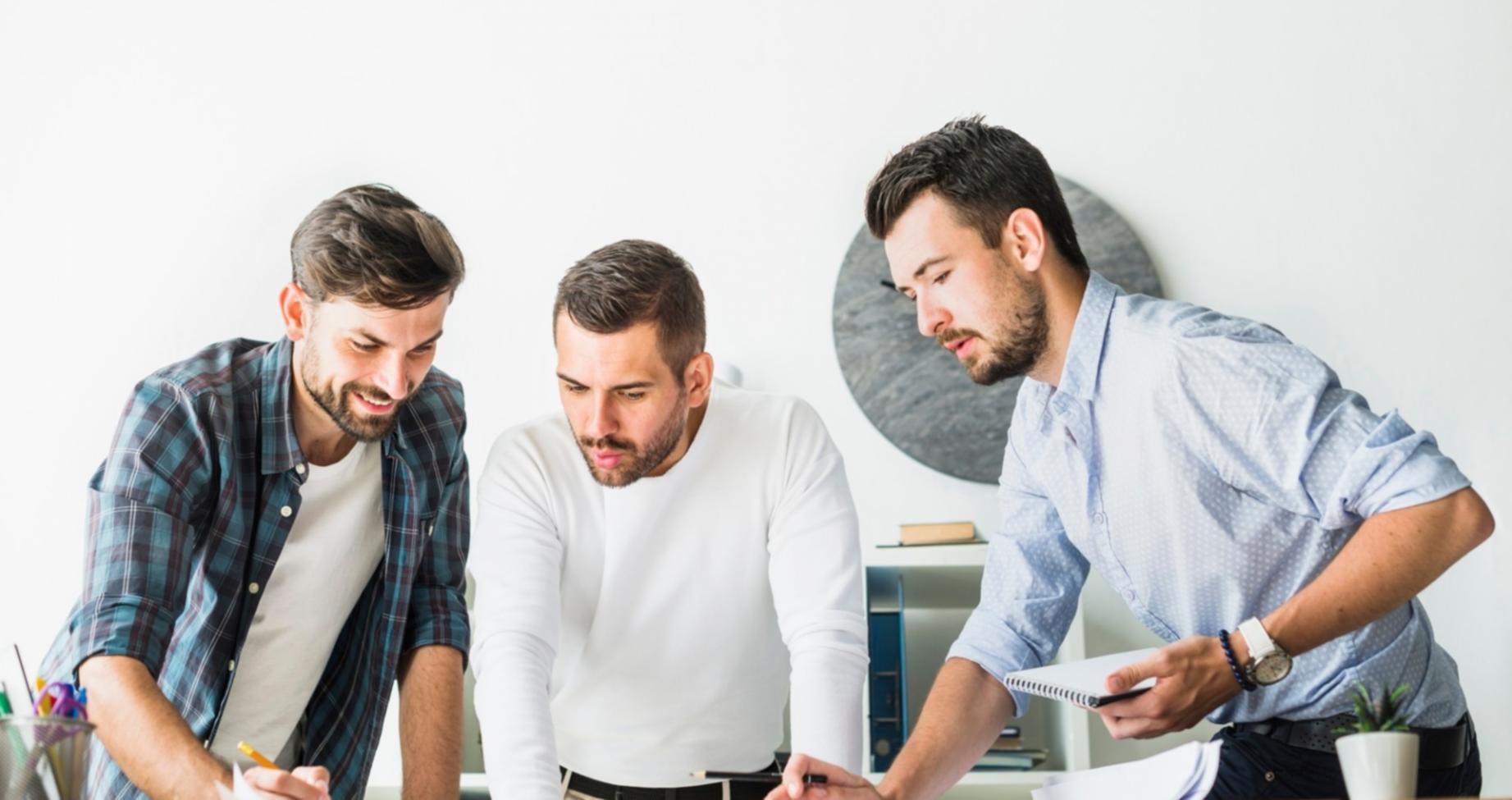 Professionelle Beratung zu finanzieller Kommunikation in modernem Büro